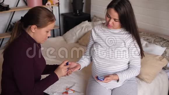 护士用血糖仪检查孕妇血糖视频的预览图