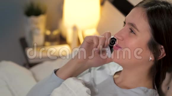 女孩睡觉前打电话年轻迷人的白种人女人躺在床上在她的手机上聊天视频的预览图