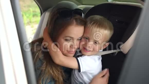 妈妈抱着儿子在车座男孩坐在车座视频的预览图