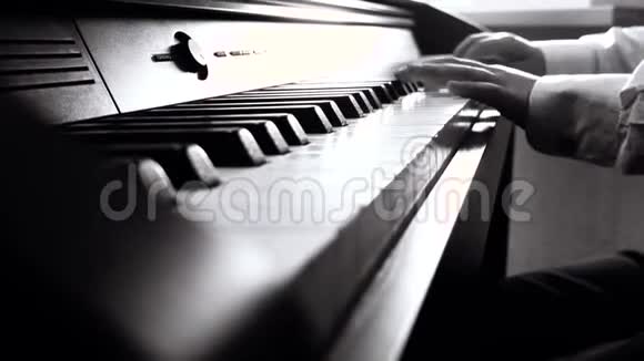 一个男孩弹钢琴视频的预览图