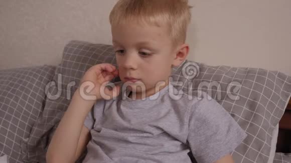 特写一个小男孩的脸脸上长着水痘的粉刺视频的预览图