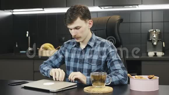 白种人在家里用笔记本电脑商人开始在厨房使用笔记本电脑快乐男自由职业者在线工作视频的预览图