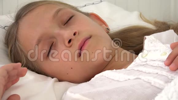 孩子睡在床上孩子画像睡在卧室孩子睡着了视频的预览图