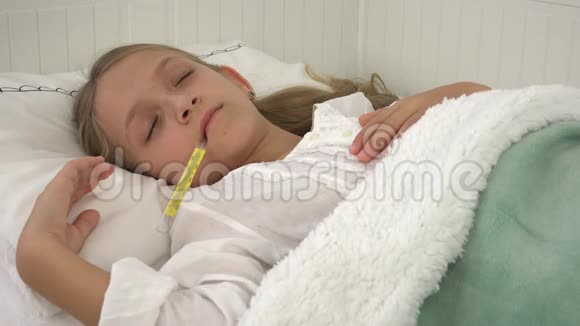 生病的孩子躺在床上生病的孩子拿着体温计睡的女孩住院吃药视频的预览图