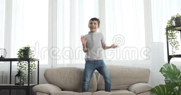 在家里跳沙发的男孩视频的预览图