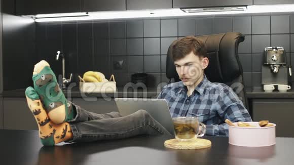 男人在家里完成笔记本电脑的工作开心男在家办公关闭笔记本自由职业者停止使用拉普托的肖像视频的预览图