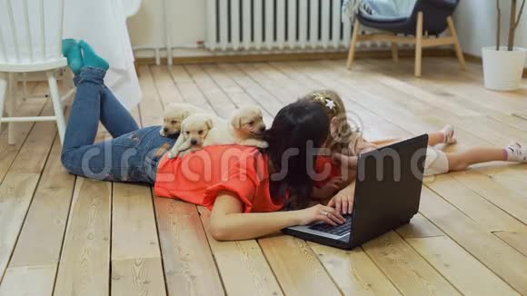 躺在女人背上的木偶在膝上工作视频的预览图
