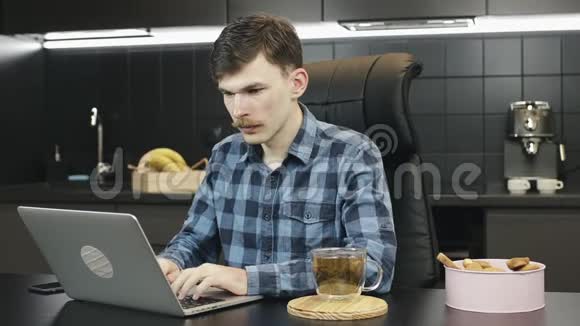 男人不要在厨房用笔记本电脑快乐的人在家完成工作笔记本微笑男性自由职业者关闭笔记本电脑的肖像视频的预览图