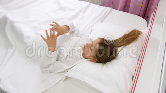 孩子睡不着孩子睡觉前在床上玩耍醒来的女孩放松在家笑视频的预览图