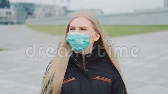 戴着医用防护面具的女人在街上走视频的预览图