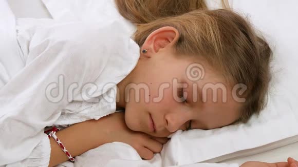 孩子睡在床上孩子画像睡在卧室青少年女孩的脸在家里睡着了视频的预览图