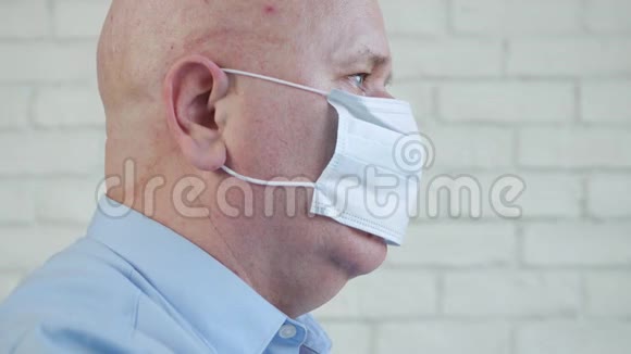 戴口罩防护新冠状病毒污染的医生视频的预览图