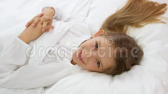 孩子睡不着孩子睡觉前在床上玩耍醒来的女孩放松在家笑视频的预览图