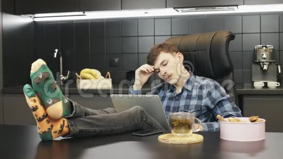疲惫的男人在工作中思考问题看着笔记本电脑屏幕体贴的商人在笔记本电脑的工作中迷失了思想塞尔维亚视频的预览图