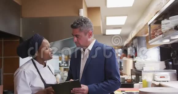 白人和厨师说话视频的预览图