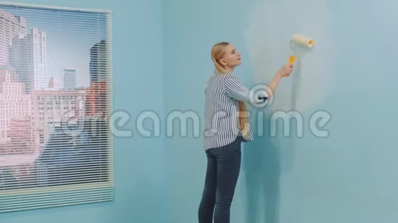 女人在装修她的公寓视频的预览图
