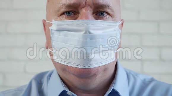 戴面罩的男士防冠状病毒污染医疗防护视频的预览图