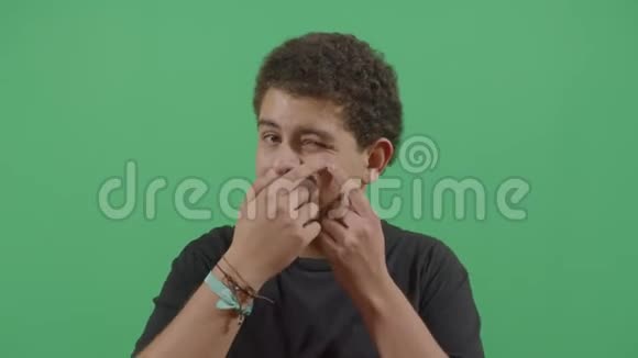 年轻的男孩PimplePopping视频的预览图