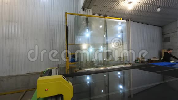 玻璃工厂的工人切割玻璃数控路由器表用于切割板材玻璃视频的预览图
