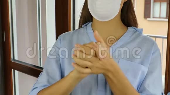 COVID19大流行冠状病毒面罩女士双手特写护士洗手液凝胶分配器冠状病毒2019nCOV家庭隔离视频的预览图
