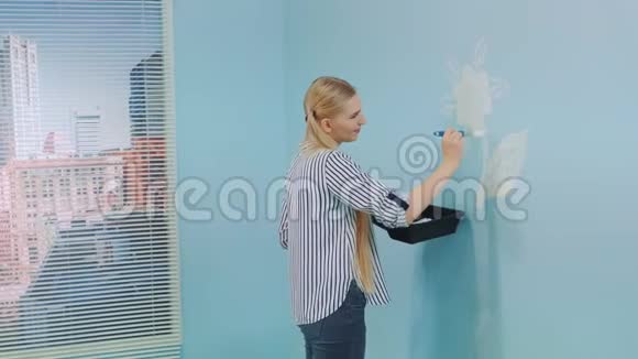 办公室墙上女画花的背面视图视频的预览图
