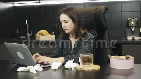 有鼻涕的女人在家工作在家庭工作场所不好的女性咳嗽女孩病了看上去很痛苦病人视频的预览图