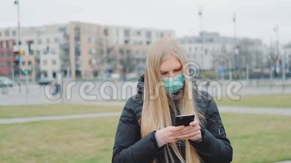 戴着医疗面具的女人在街上宣读关于冠状病毒疾病的新消息视频的预览图