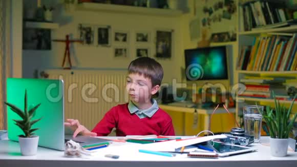 桌子旁的男孩做功课视频的预览图