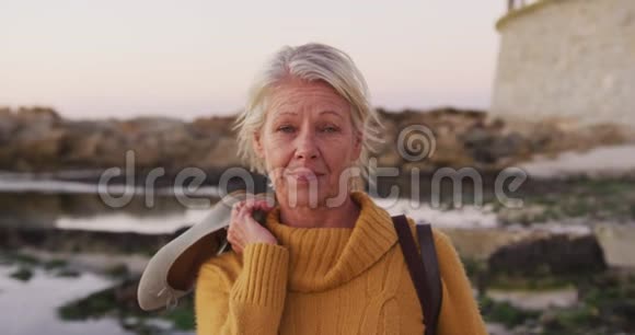 海滩高级女性的正面景色视频的预览图