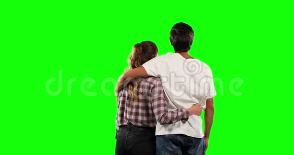带绿色屏幕的夫妇的后视镜视频的预览图