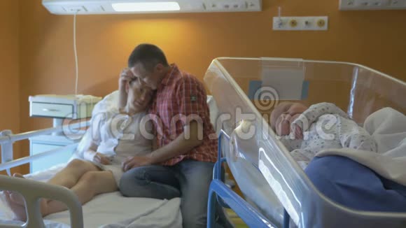新妈妈躺在病床上丈夫拥抱妻子视频的预览图