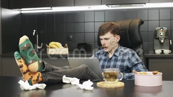 一个感冒咳嗽和打喷嚏的人在家工作一个在家里用笔记本电脑工作的病人病人咳嗽视频的预览图