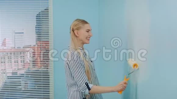 女人在公寓里修理跳舞视频的预览图