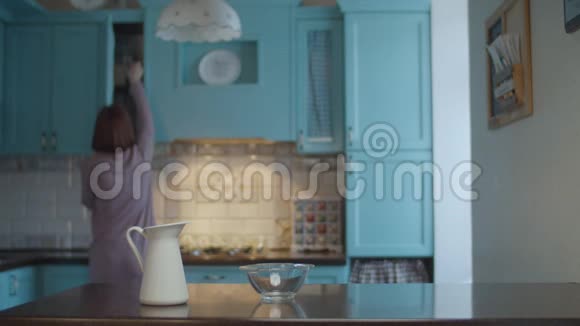 年轻的30岁的女性拿着碗和野米把水从罐子里倒入碗和米饭烹饪过程和厨房视频的预览图