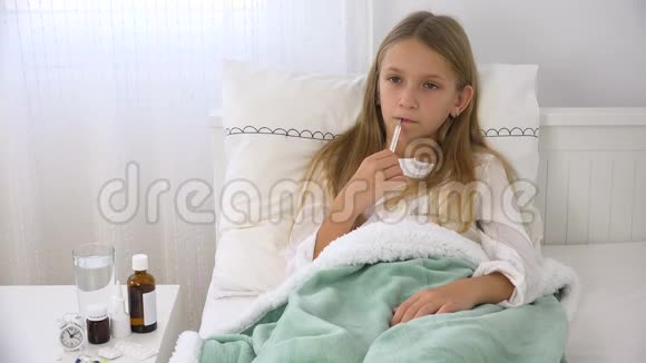 生病的孩子在床上生病的孩子带体温计十几岁的女孩住院吃药视频的预览图
