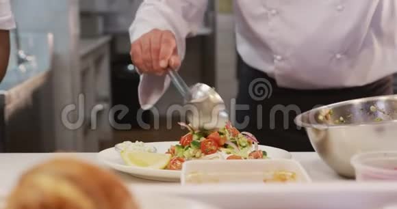 白人在厨房做饭视频的预览图