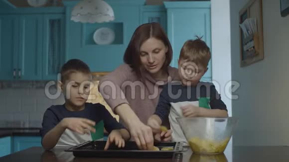 一家人在家做薯片的时候把土豆片放在滴水锅上幸福的家庭一起在厨房视频的预览图