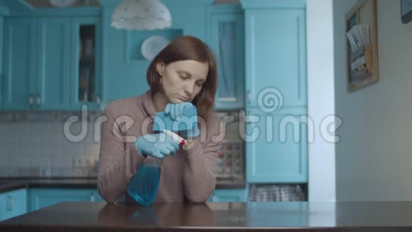 年轻30岁的女性喷洒洗涤剂用抹布擦拭台面令人不安和疲惫的女人把家打扫干净视频的预览图