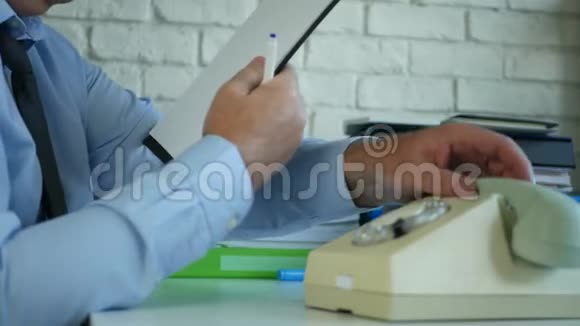 商务人士记笔记及接听电话视频的预览图