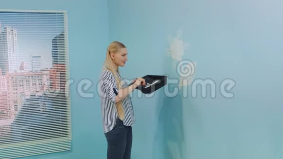 侧观女画花上墙视频的预览图
