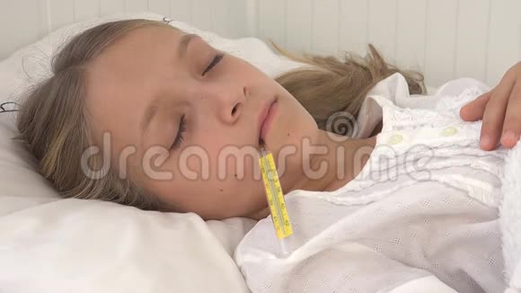 生病的孩子躺在床上生病的孩子拿着体温计睡的女孩住院吃药视频的预览图