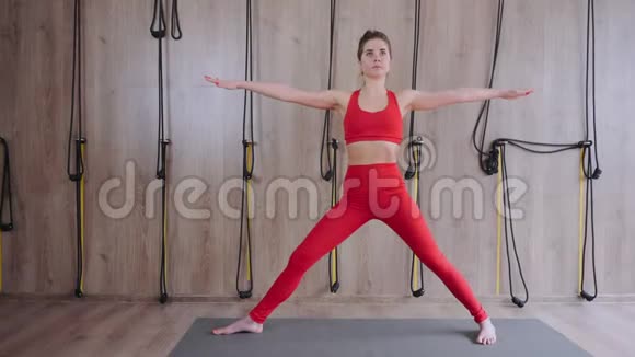 漂亮的年轻女孩在室内练习瑜伽伸展健身在健康课视频的预览图