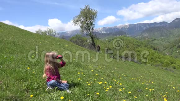 4K小子双眼看山上的望远镜露营之旅的旅游儿童大自然的草地上的户外女孩视频的预览图