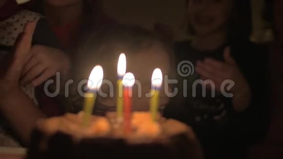 孩子在生日蛋糕上吹蜡烛视频的预览图