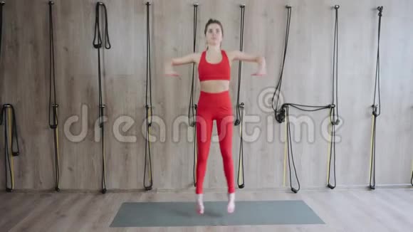 灵活的运动女孩练习瑜伽健身运动积极健康的生活方式视频的预览图