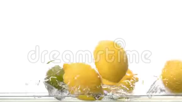 新鲜的柠檬掉进水里视频的预览图