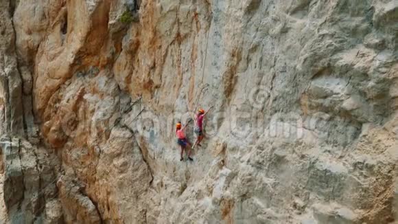 法国阿尔卑斯山的费拉塔年轻女孩用楼梯在山上爬上大石头视频的预览图