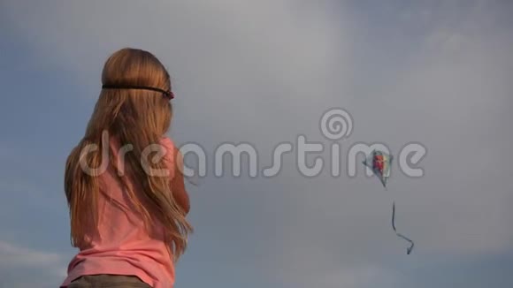4孩子在草地上玩风筝小女孩在天空中飞龙孩子有乐趣的户外活动视频的预览图