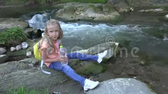 4K孩子喝水小溪快乐的孩子山河女孩喝水视频的预览图