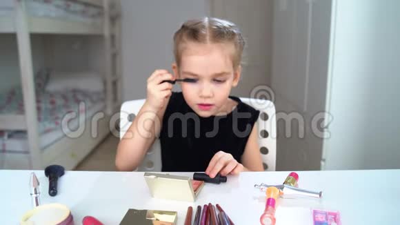 小女孩自己在家化妆美女博主画睫毛视频的预览图